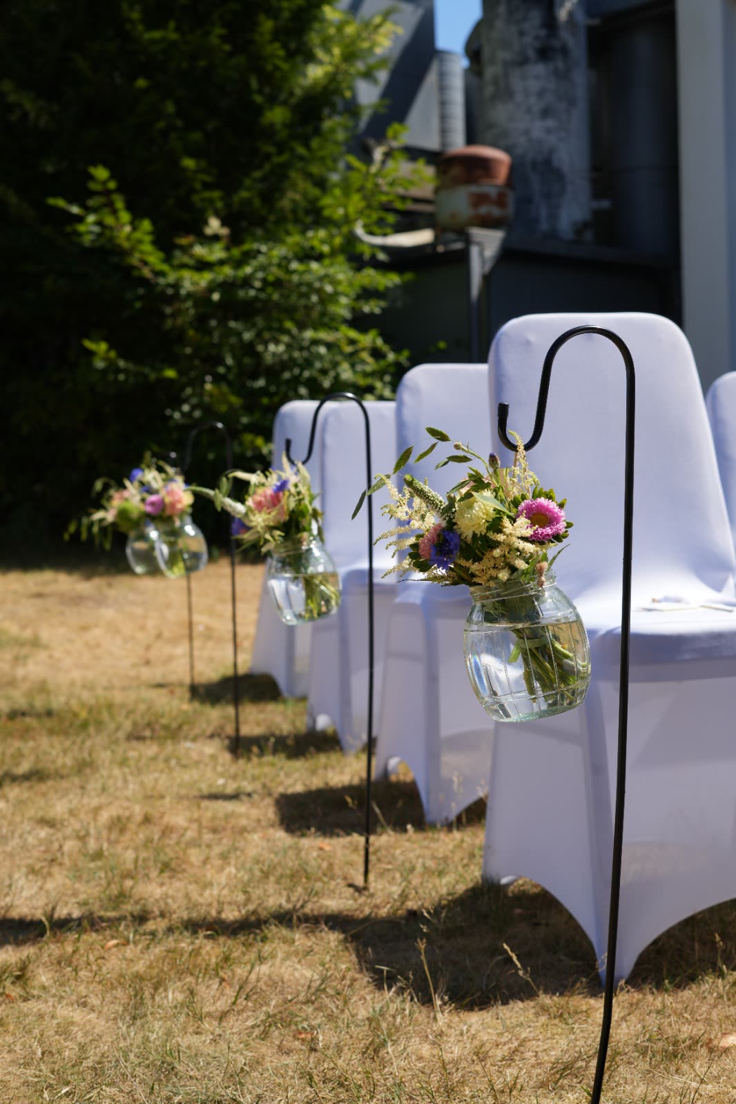Gang mit Blumen bei der freien Trauung