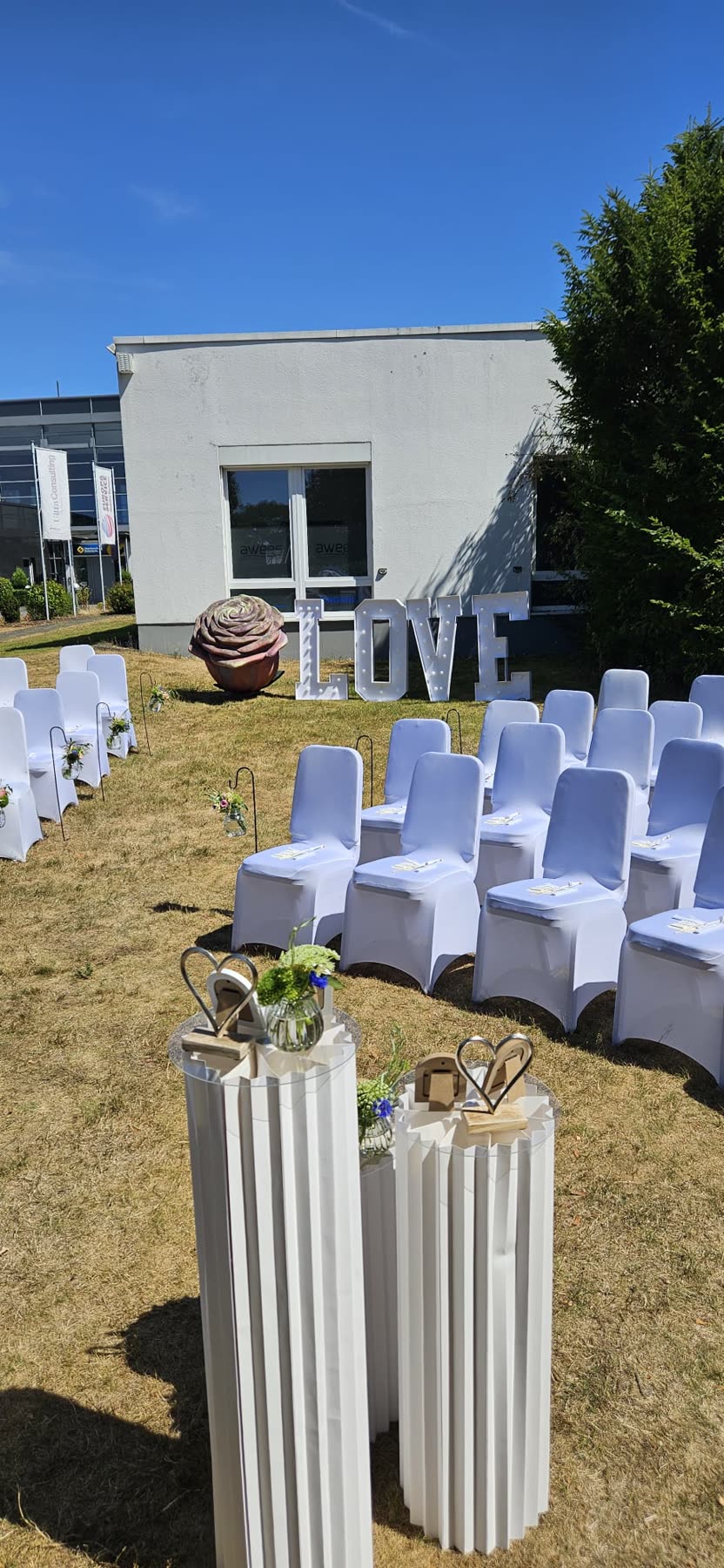 LOVE-Buchstaben und Stuhlreihen bei einer freien Trauung