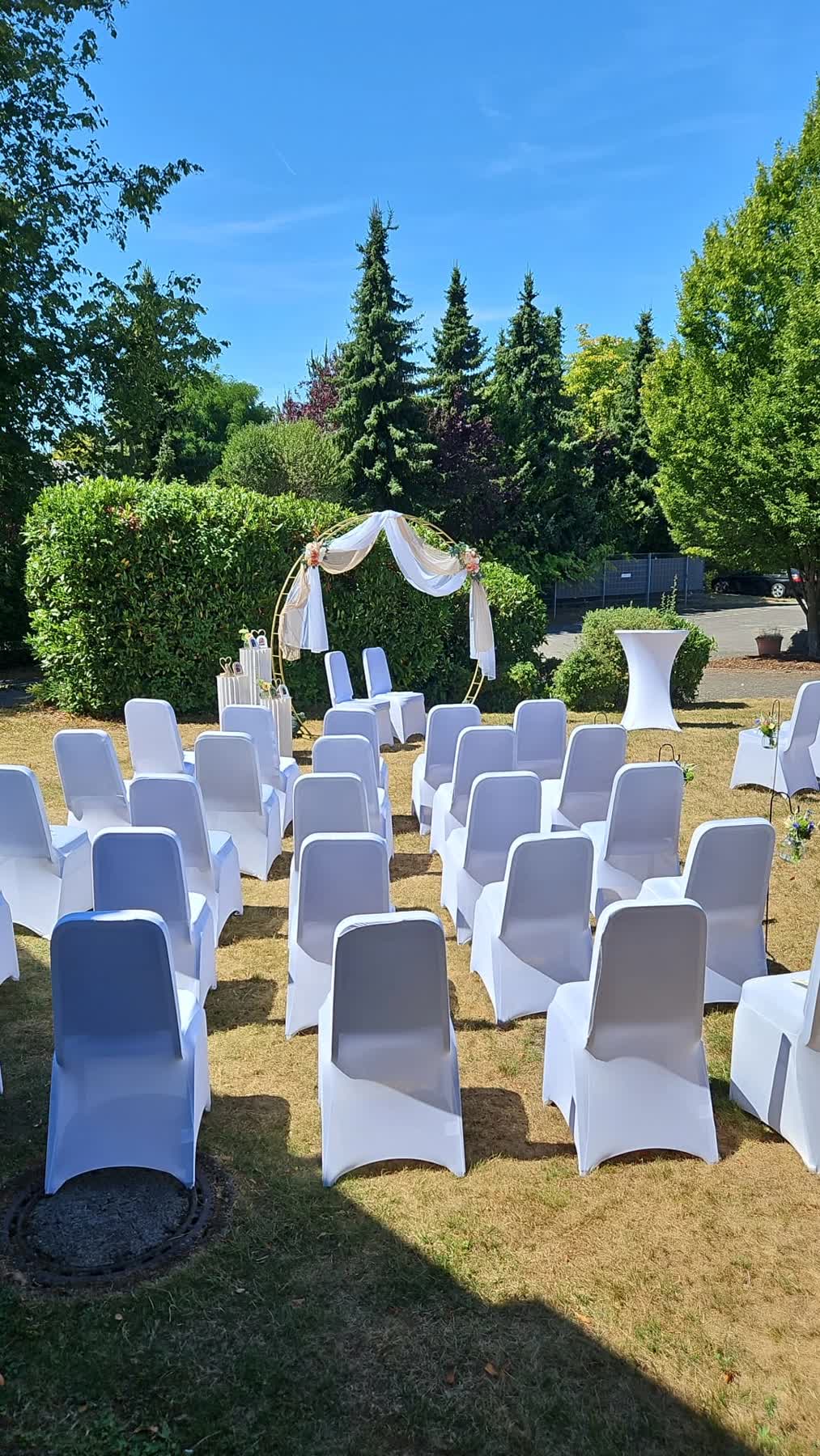 Stuhlreihen für die freie Trauung im Garten