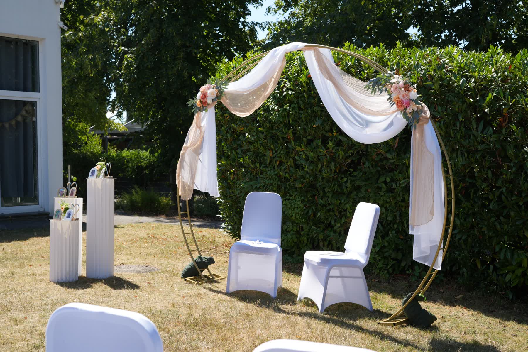 Traubogen für eine freie Trauung im Garten der Location M