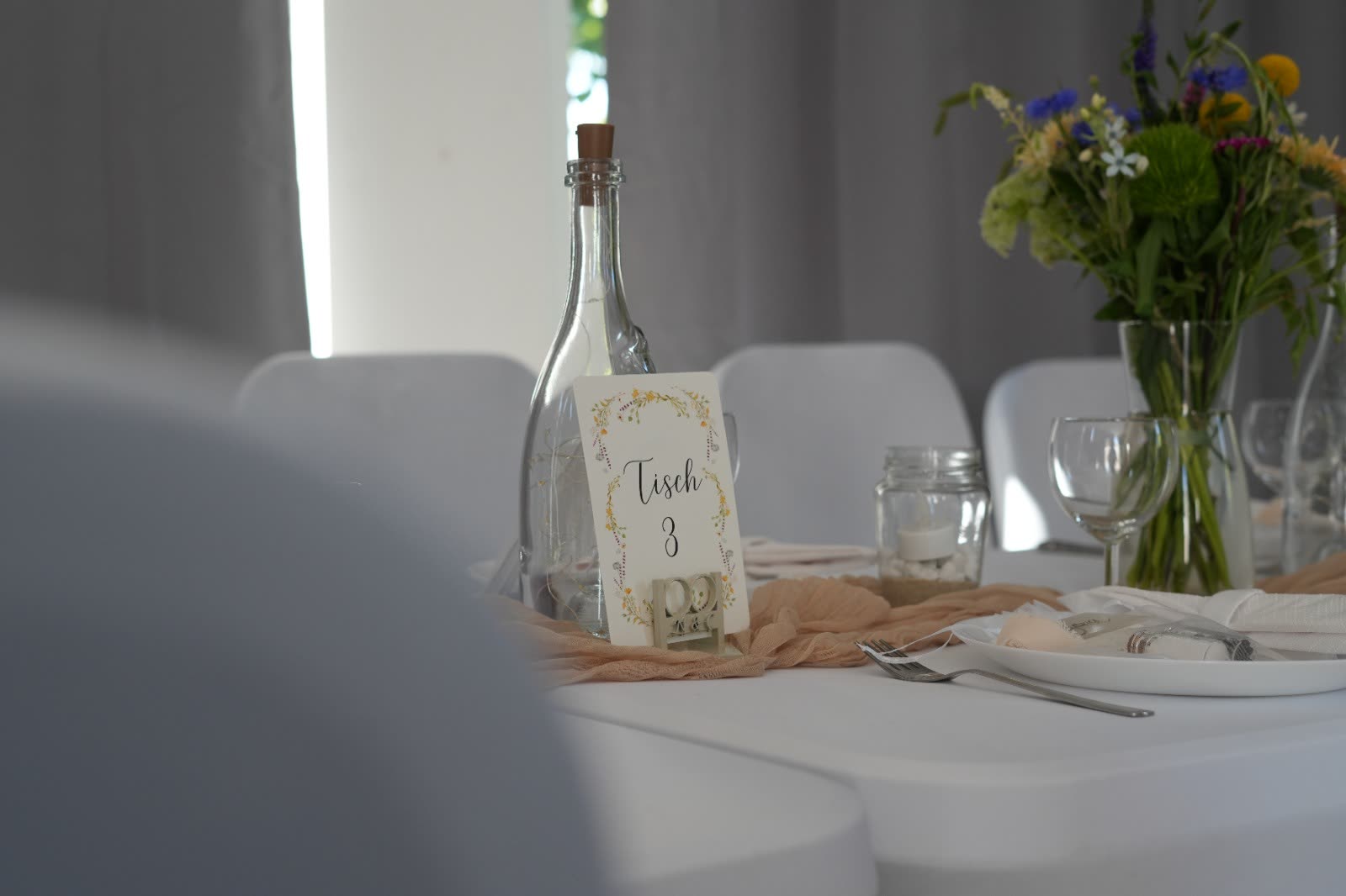Tischdekoration mit Wiesenblumen