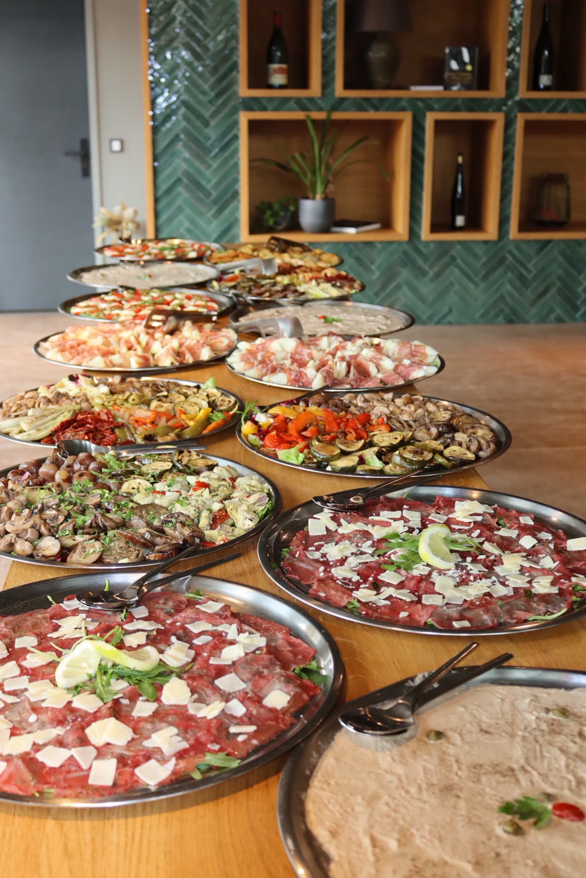 Antipasti-Platten am italienischen Buffet von Mille Gusti