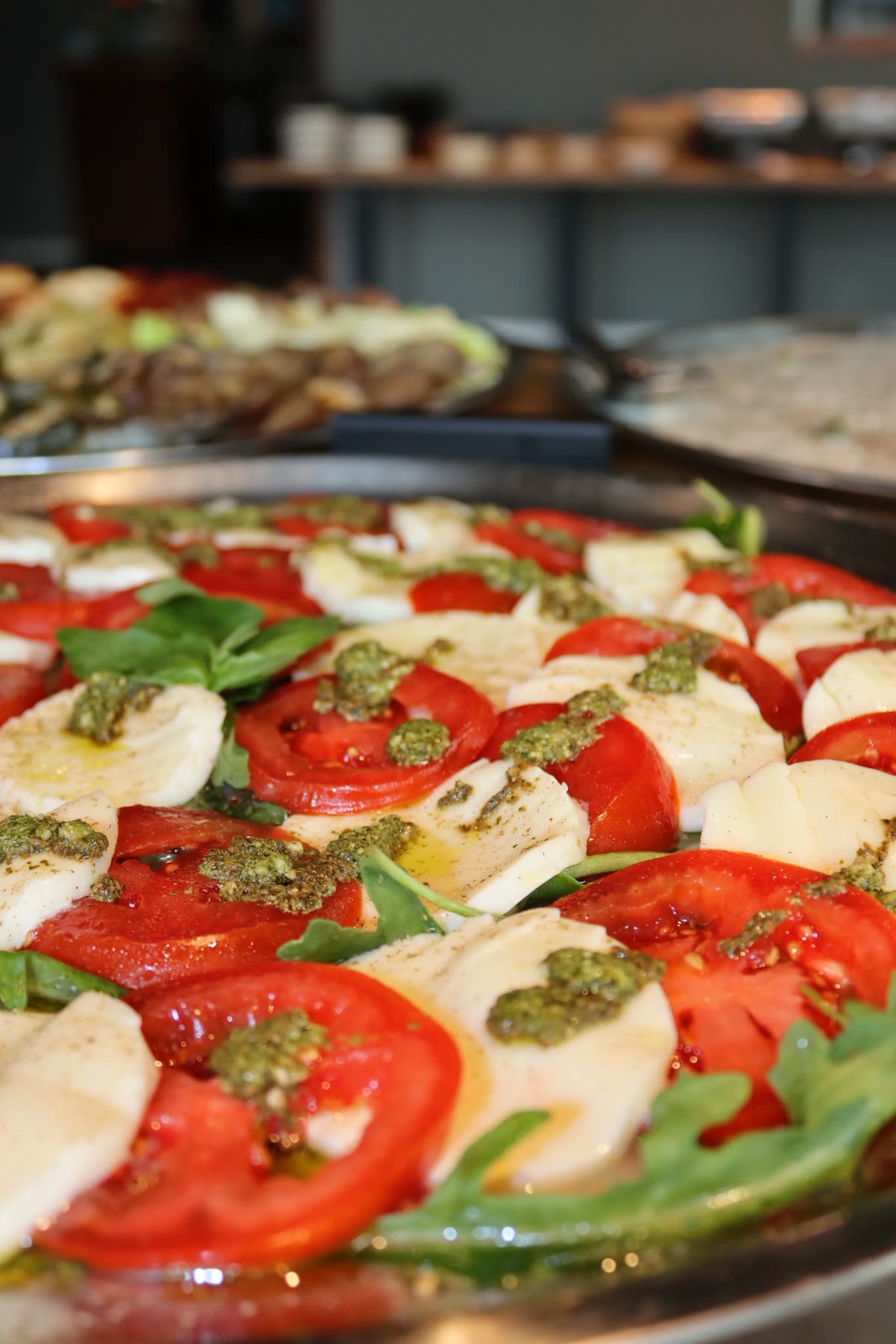 Caprese mit Tomaten, Mozzarella und Pesto