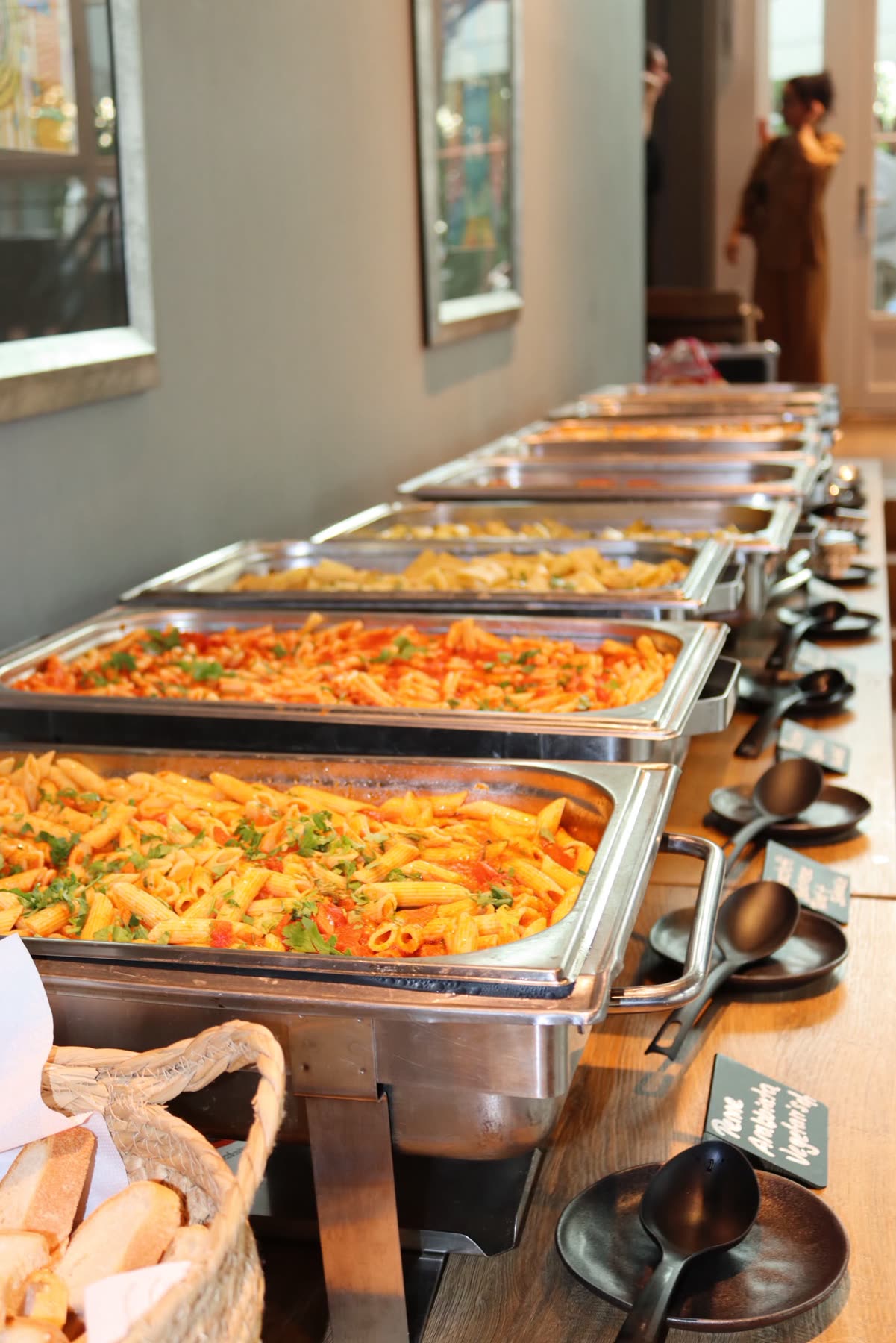 Warme Speisen in Chafing Dishes am Buffet