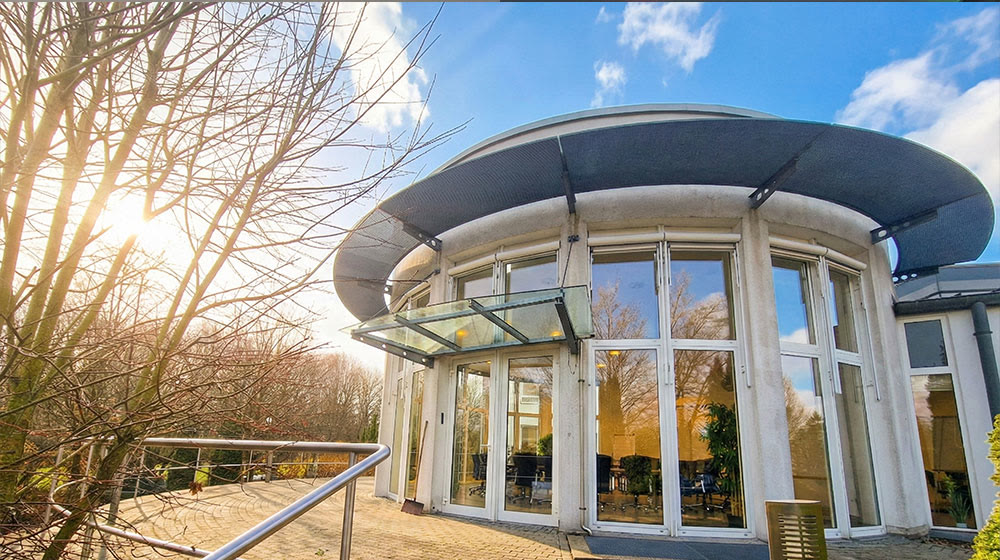 Location L von außen mit Terrasse