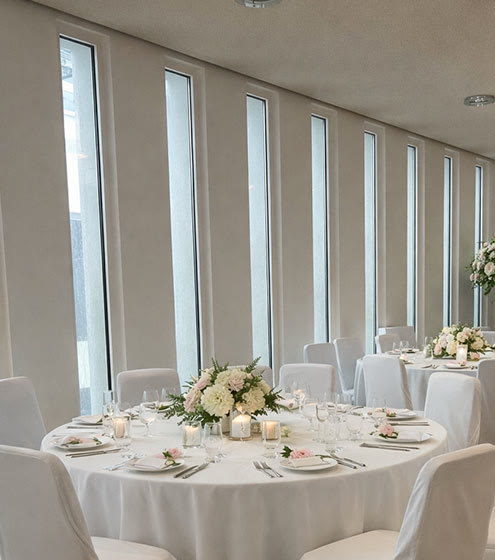 Eingedeckte Hochzeitstafel in der Location L