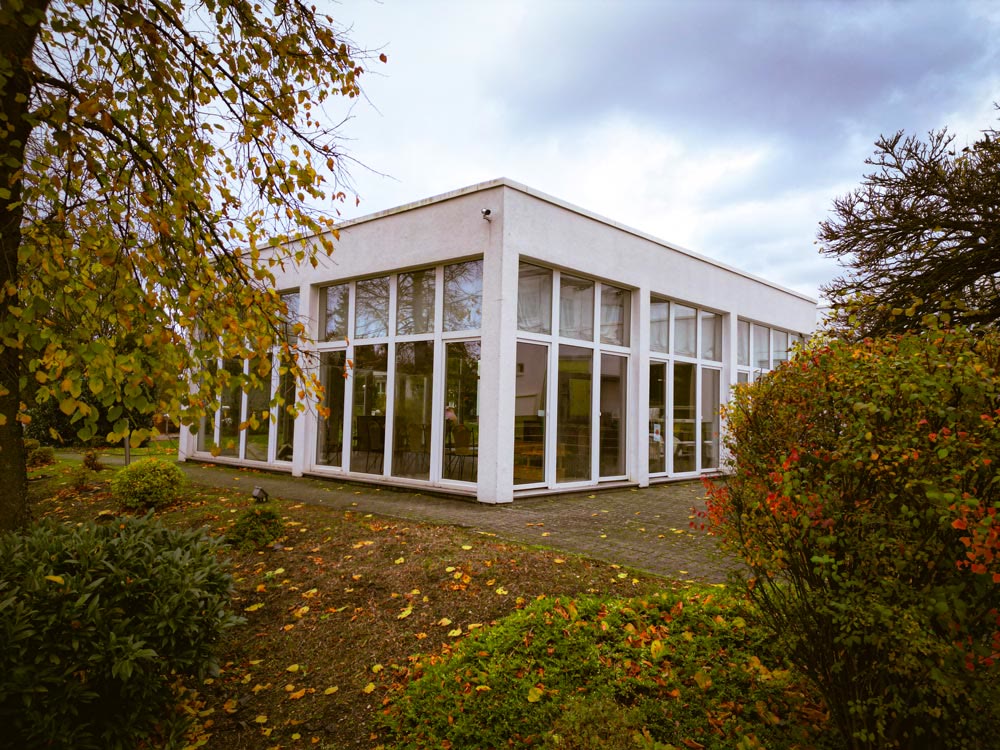 Location M in Solingen von außen mit Glasfront