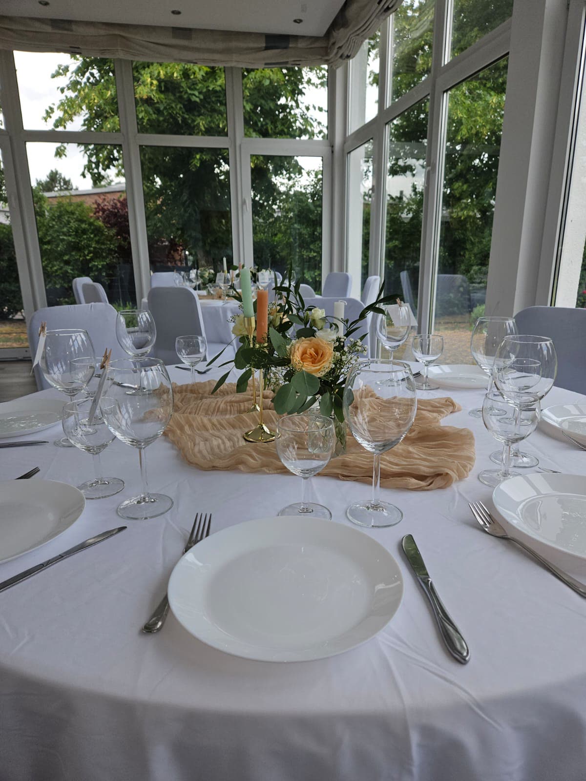 Gedeck mit Blumendeko in der Location M