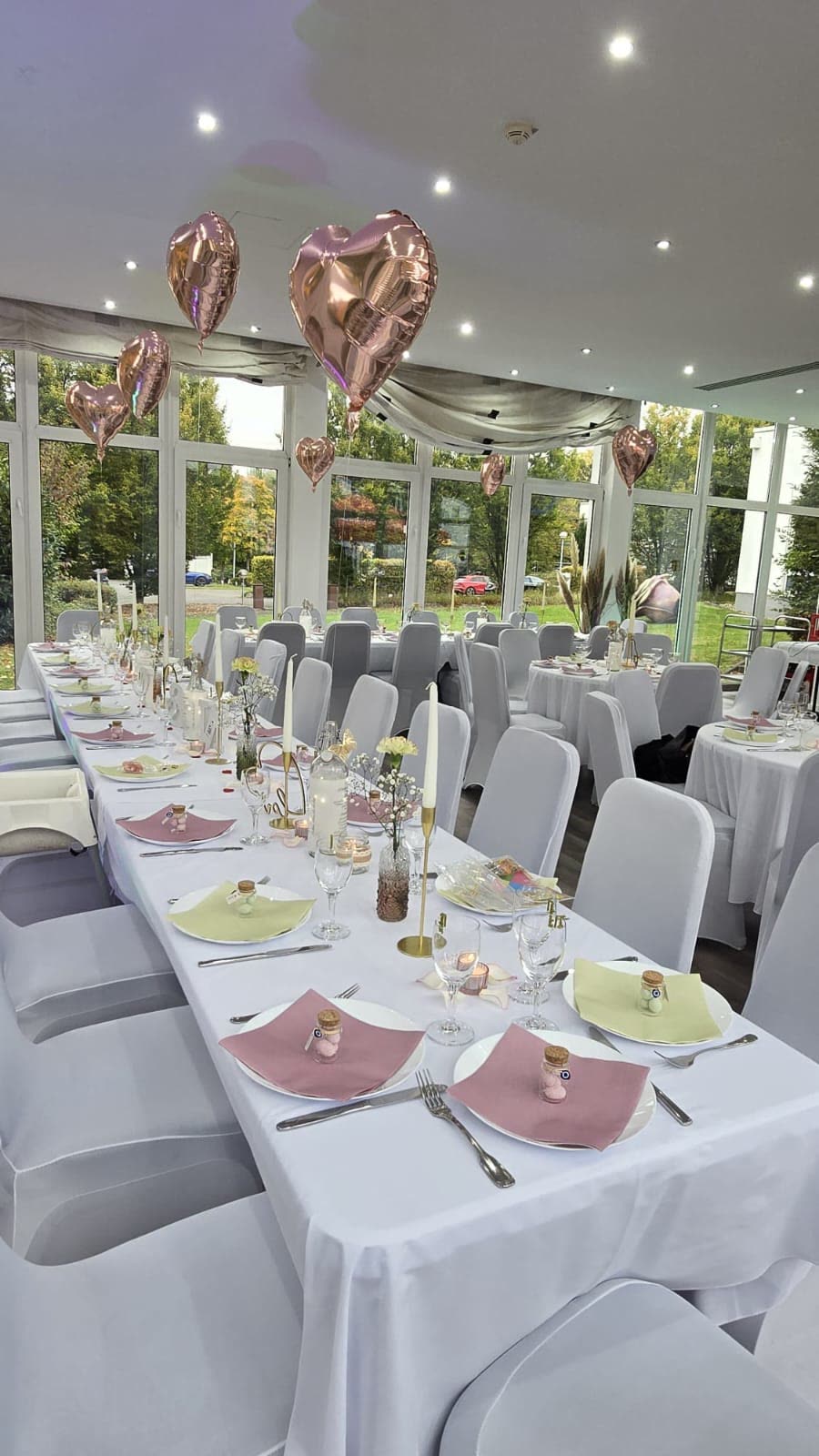 Festtafel mit Herzballons in der Location M