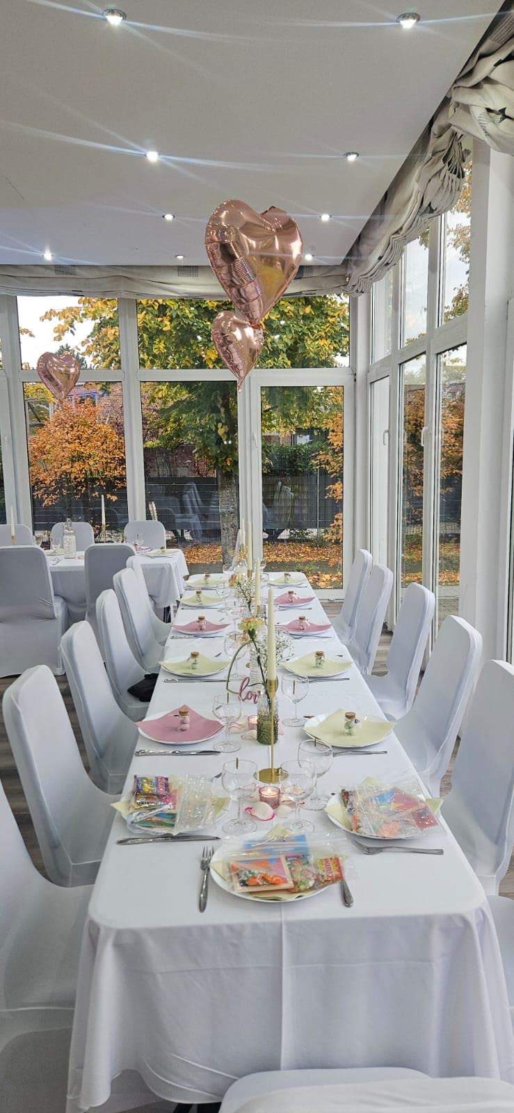 Lange Festtafel an der Glasfront der Location M